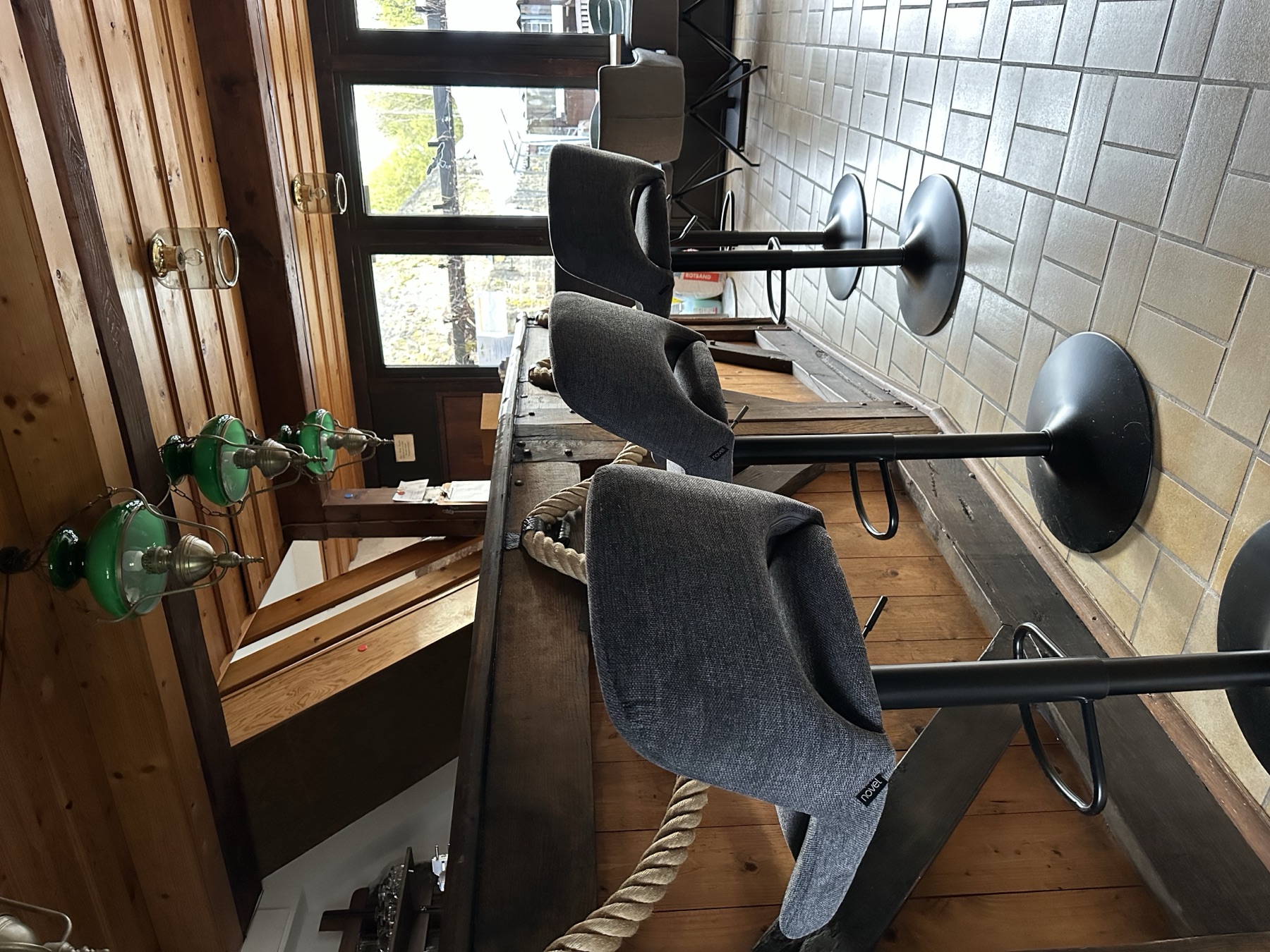 Bar im Vereinsheim des EFKV mit grünen Pendelleuchten
